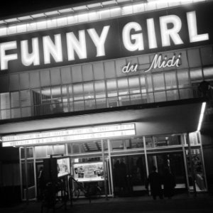 Serie. Reclamecampagne film Funny Girl. Cinema Du Midi verlicht, exterieur, Bestanddeelnr 922-1597