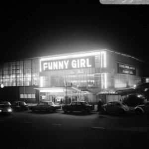Serie. Reclamecampagne film Funny Girl. Cinema Du Midi verlicht, exterieur, Bestanddeelnr 922-1592