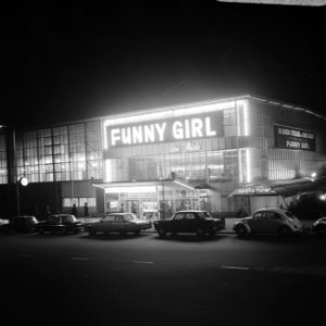 Serie. Reclamecampagne film Funny Girl. Cinema Du Midi verlicht, exterieur, Bestanddeelnr 922-1591