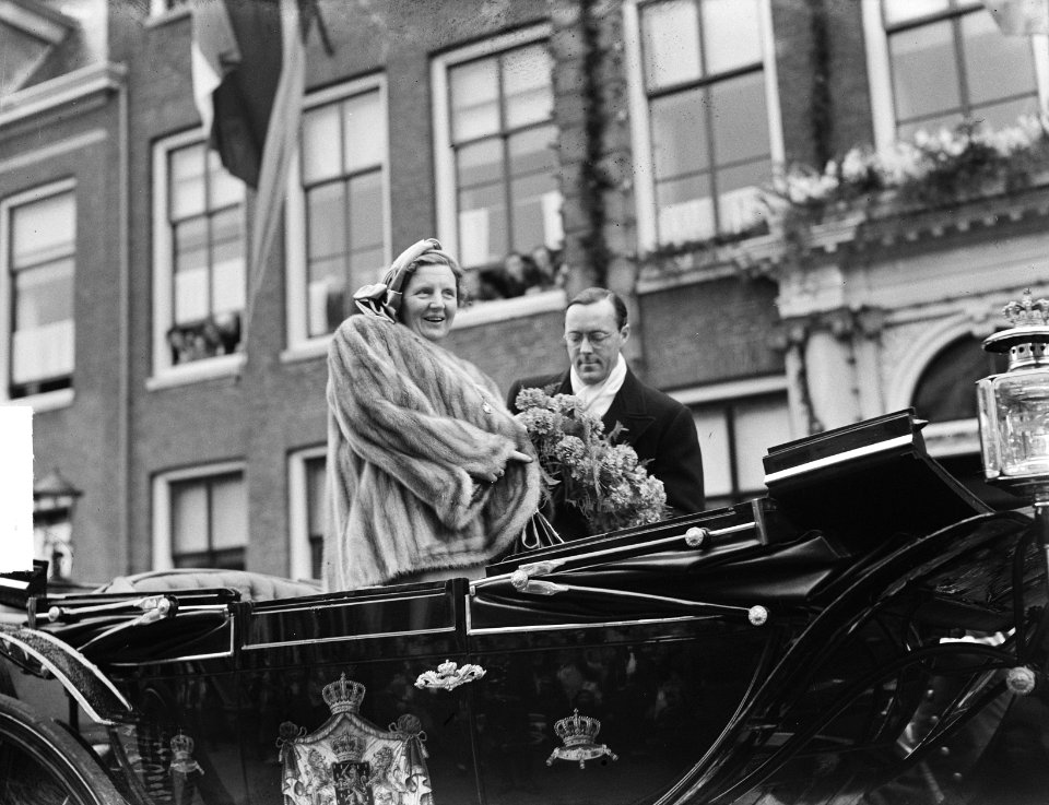 Serie Bezoek van koningin Juliana en prins Bernhard aan Friesland. Het Koninkli, Bestanddeelnr 904-2110