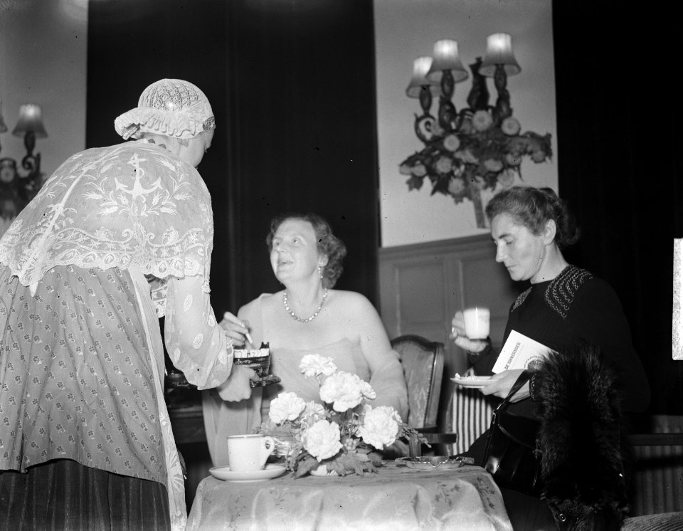 Serie Bezoek koningin Juliana en prins Bernhard aan Friesland. Koningin Juliana, Bestanddeelnr 904-2141