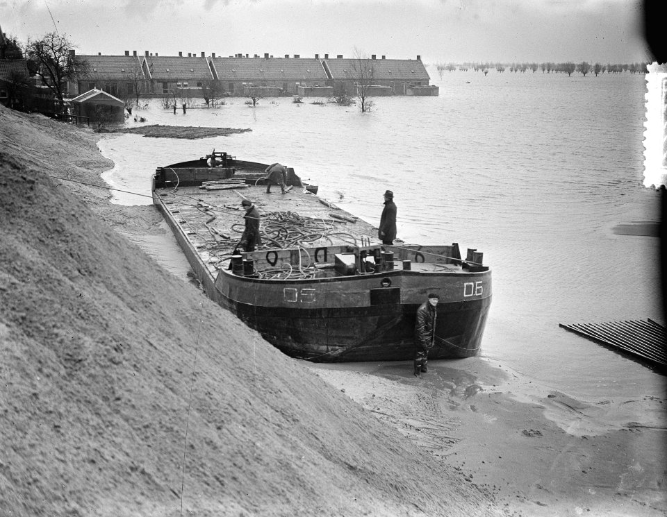 Serie Dijkherstel Papendrecht door aannemersbedrijf J.M. Dekker en Zn., na Wate, Bestanddeelnr 905-5399