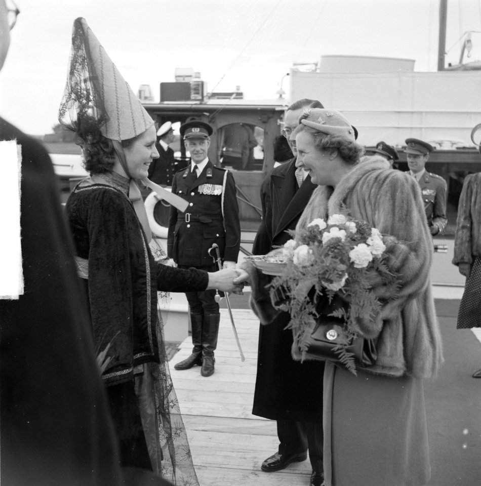 Serie Bezoek van koningin Juliana en prins Berhnard aan Friesland. Koninklijk p, Bestanddeelnr 904-2116