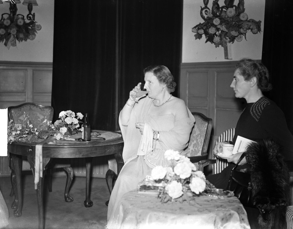 Serie Bezoek koningin Juliana en prins Bernhard aan Friesland. Koningin Juliana, Bestanddeelnr 904-2143