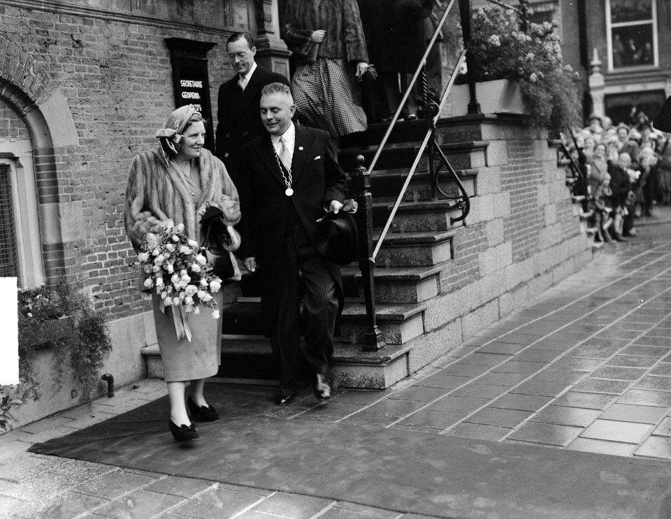 Serie Bezoek van koningin Juliana en prins Bernhard aan Friesland. Koninklijk p, Bestanddeelnr 904-2111