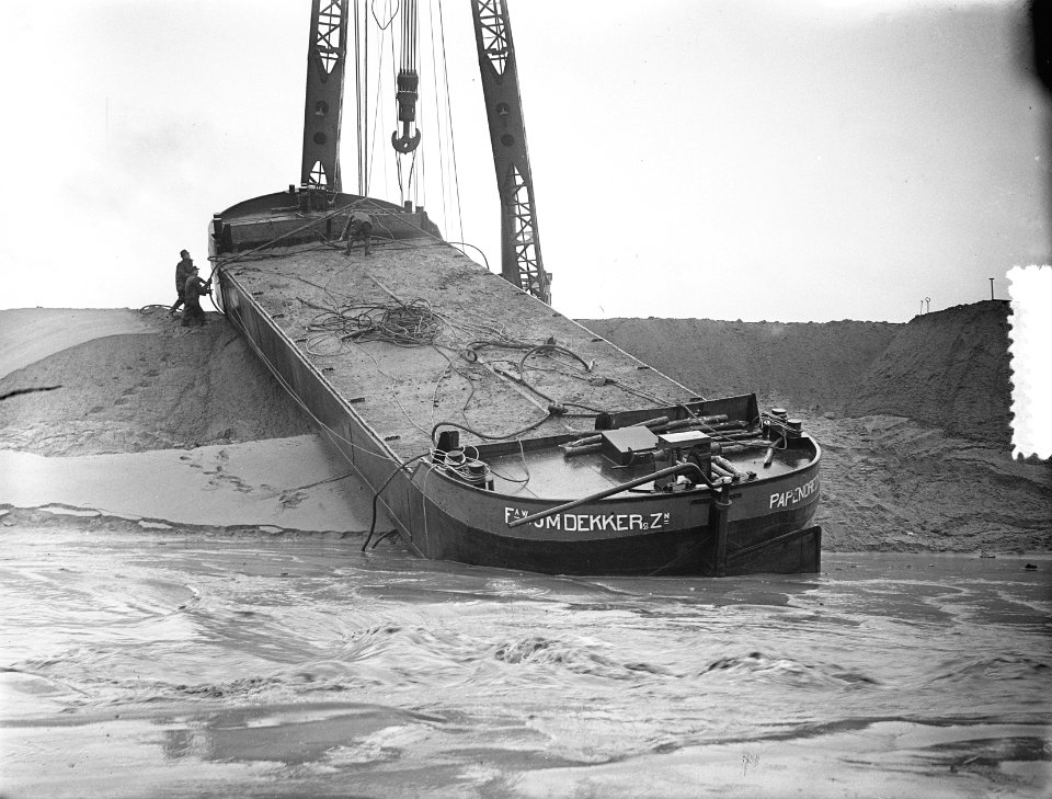 Serie Dijkherstel Papendrecht door aannemersbedrijf J.M. Dekker en Zn., na Wate, Bestanddeelnr 905-5403