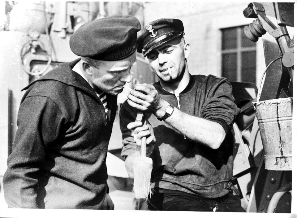 Serie Aan boord van een Nederlandse torpedobootjager. Twee bemanningsleden geni, Bestanddeelnr 935-0004