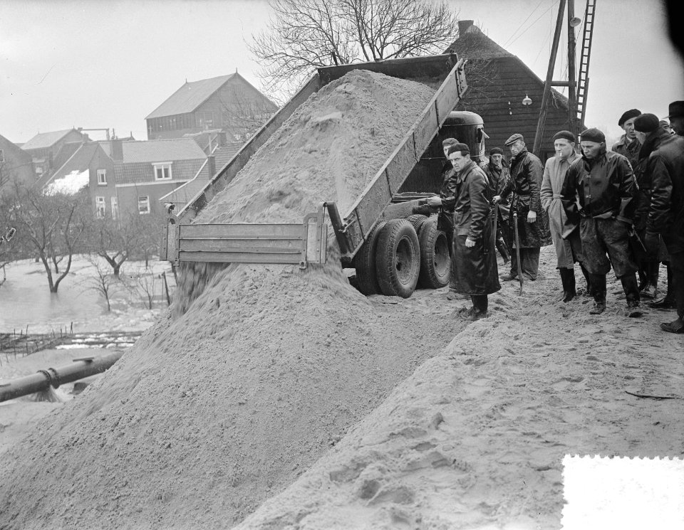 Serie Dijkherstel Papendrecht door aannemersbedrijf J.M. Dekker en Zn., na Wate, Bestanddeelnr 905-5396