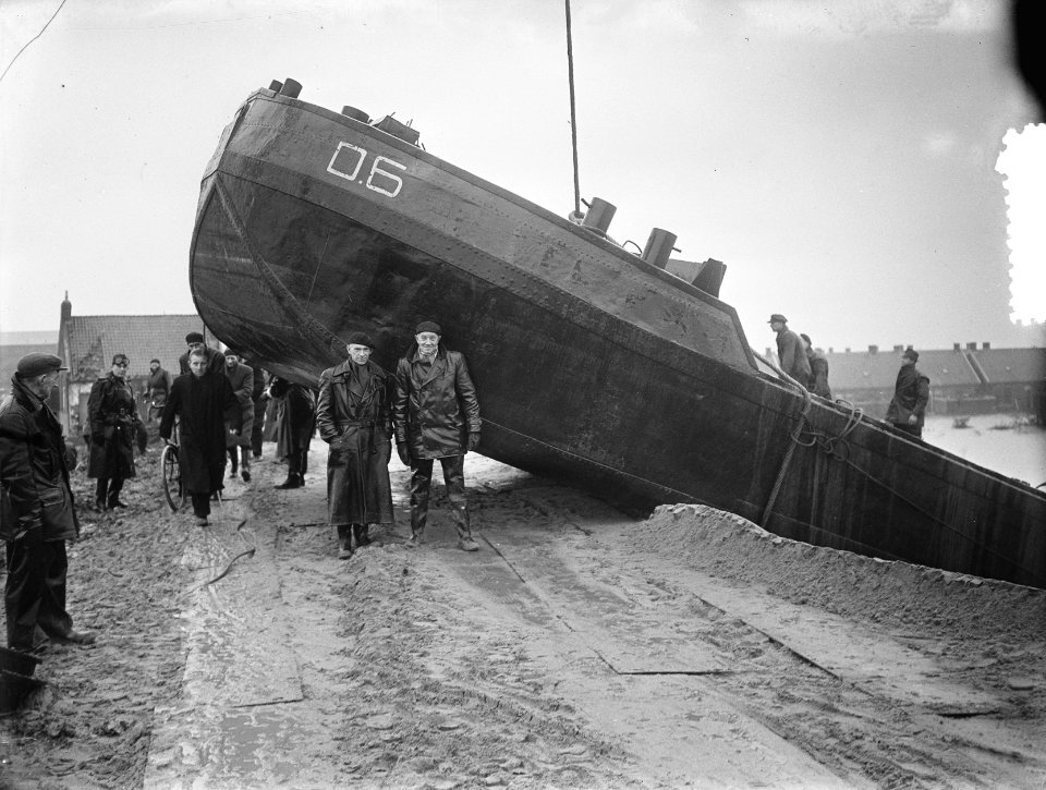 Serie Dijkherstel Papendrecht door aannemersbedrijf J.M. Dekker en Zn., na Wate, Bestanddeelnr 905-5405