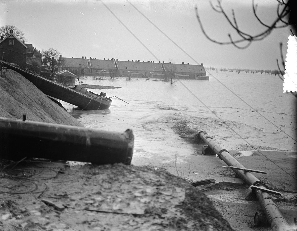 Serie Dijkherstel Papendrecht door aannemersbedrijf J.M. Dekker en Zn., na Wate, Bestanddeelnr 905-5401
