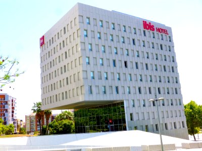 Santa Coloma de Gramanet - Complex La Pallaresa, edificio Cubics III (Hotel Ibis Santa Coloma) 1