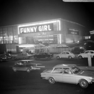 Serie. Reclamecampagne film Funny Girl. Cinema Du Midi verlicht, exterieur, Bestanddeelnr 922-1595