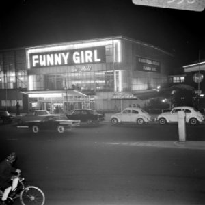 Serie. Reclamecampagne film Funny Girl. Cinema Du Midi verlicht, exterieur, Bestanddeelnr 922-1596