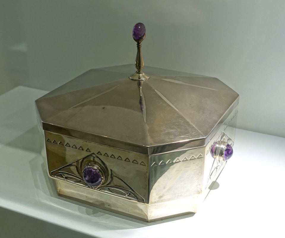 Set of sugar, tea, and biscuit boxes, view 4, Joseph Maria Olbrich, 1901, silver, amethyst - Museum Künstlerkolonie Darmstadt - Mathildenhöhe - Darmstadt, Germany - DSC06334
