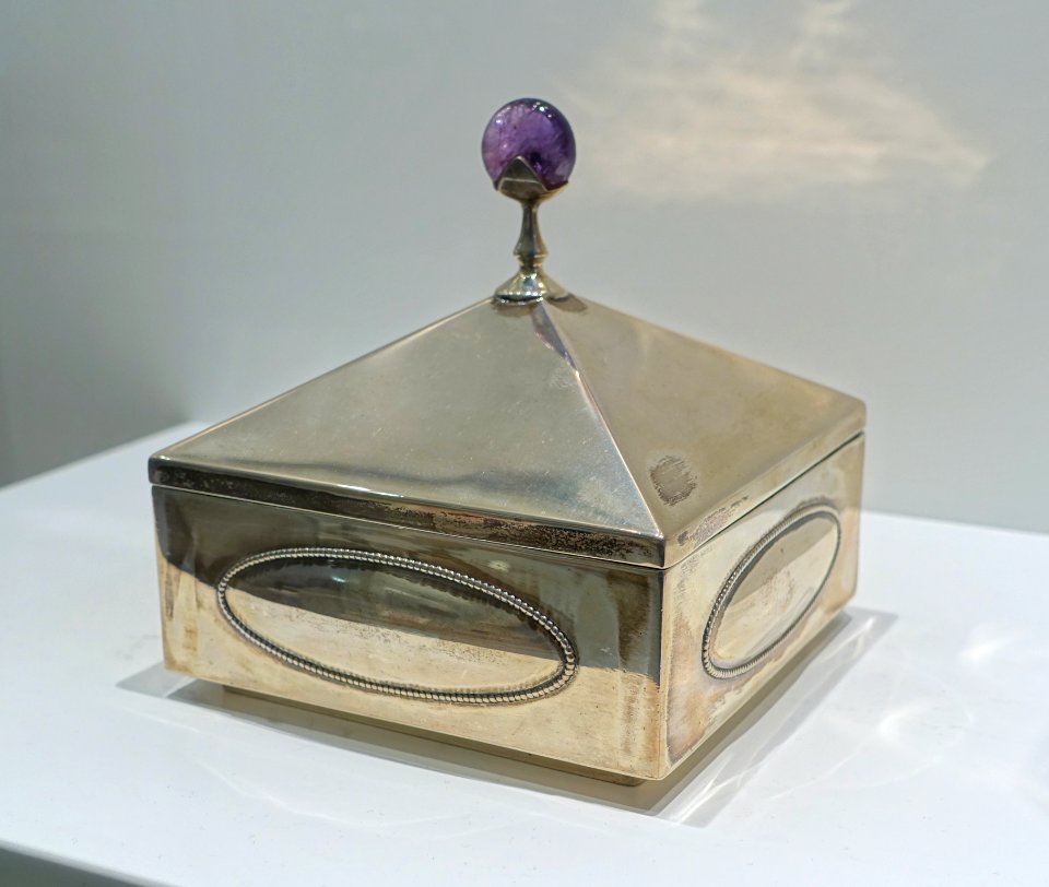 Set of sugar, tea, and biscuit boxes, view 3, Joseph Maria Olbrich, 1901, silver, amethyst - Museum Künstlerkolonie Darmstadt - Mathildenhöhe - Darmstadt, Germany - DSC06330