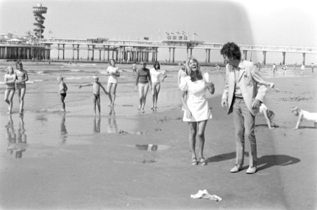 Seth Gaaikema, Willeke Alberti en The Blue Diamonds op strand Scheveningen, Bestanddeelnr 924-6931