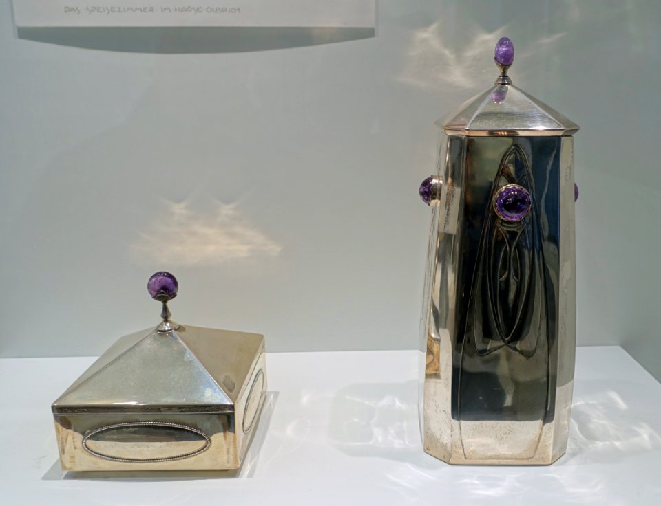 Set of sugar, tea, and biscuit boxes, view 1, Joseph Maria Olbrich, 1901, silver, amethyst - Museum Künstlerkolonie Darmstadt - Mathildenhöhe - Darmstadt, Germany - DSC06324