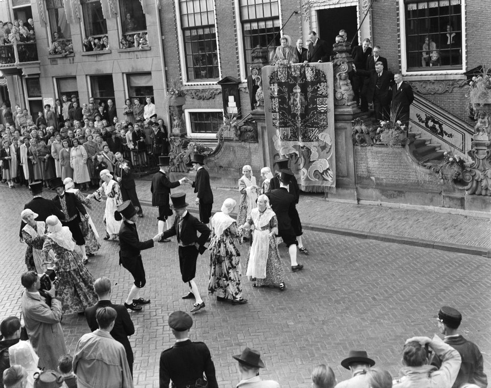 Serie Bezoek van koningin Juliana en prins Bernhard aan Friesland. Dansgroep in, Bestanddeelnr 904-2122