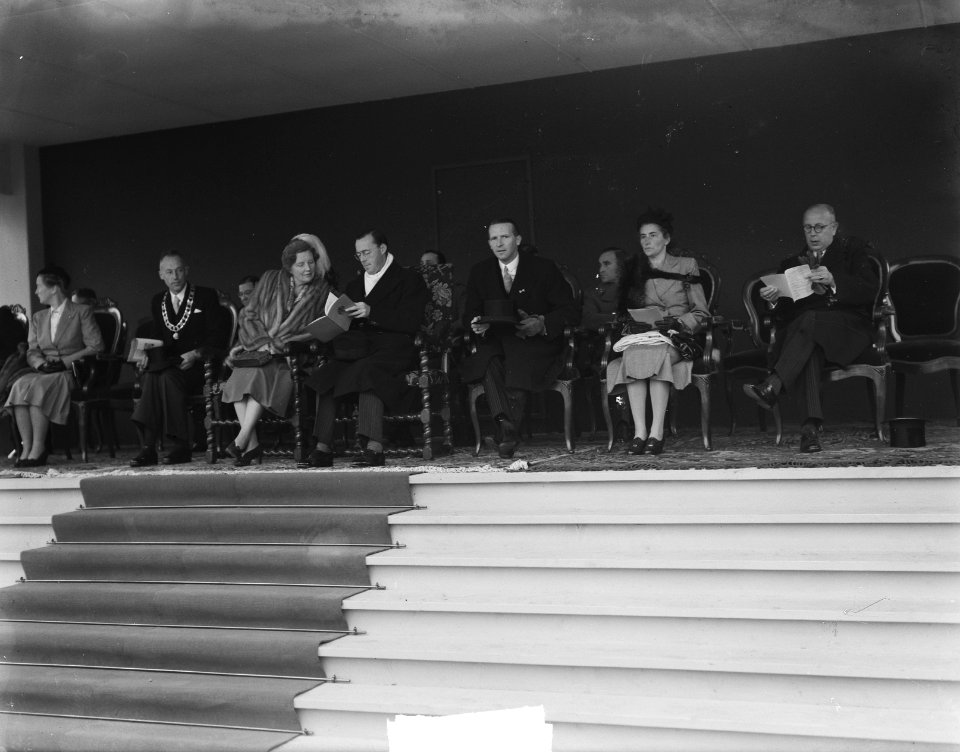 Serie Bezoek koningin Juliana en prins Bernhard aan Friesland. Op het bordes va, Bestanddeelnr 904-2136