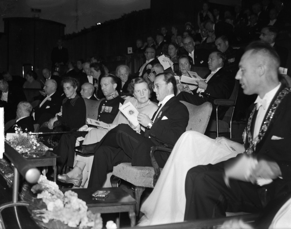 Serie Bezoek koningin Juliana en prins Bernhard aan Friesland Bijeenkomst in …, Bestanddeelnr 904-2140