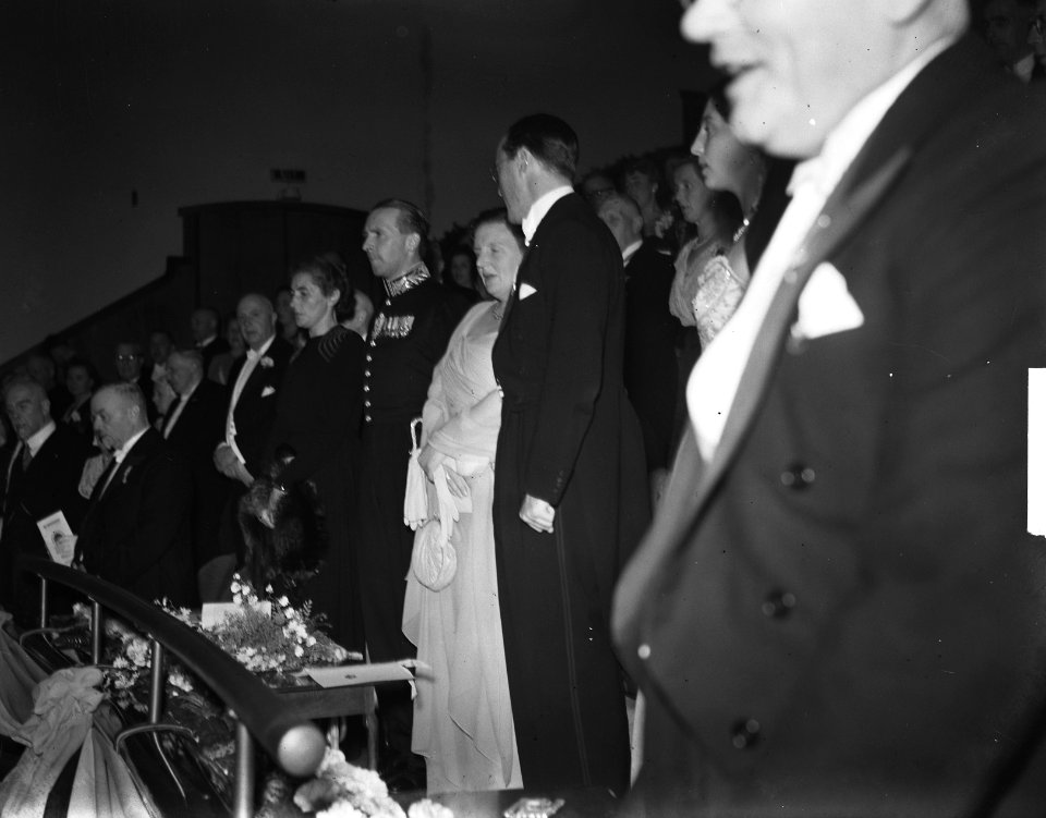 Serie Bezoek koningin Juliana en prins Bernhard aan Friesland. Bijeenkomst in g, Bestanddeelnr 904-2144
