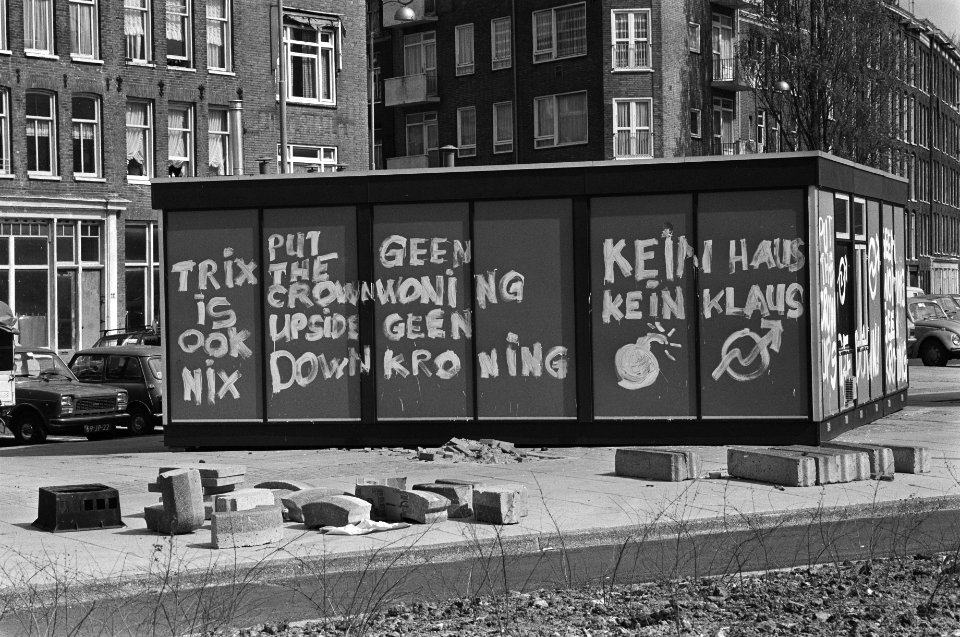 Serie 30 april leuzen op muur (i.v.m. Kroning), Bestanddeelnr 930-7908