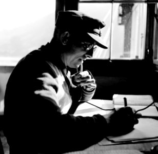 Seinwachter aan de telefoon met andere seinposten langs de Rijn, Bestanddeelnr 254-1349