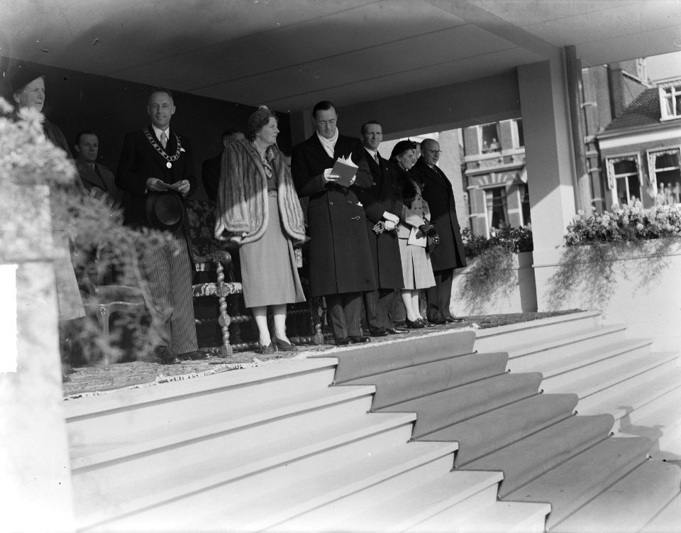 Serie Bezoek koningin Juliana en prins Bernhard aan Friesland. Op het bordes va, Bestanddeelnr 904-2139