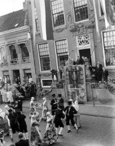 Serie Bezoek van koningin Juliana en prins Bernhard aan Friesland. Dansgroep in, Bestanddeelnr 904-2121