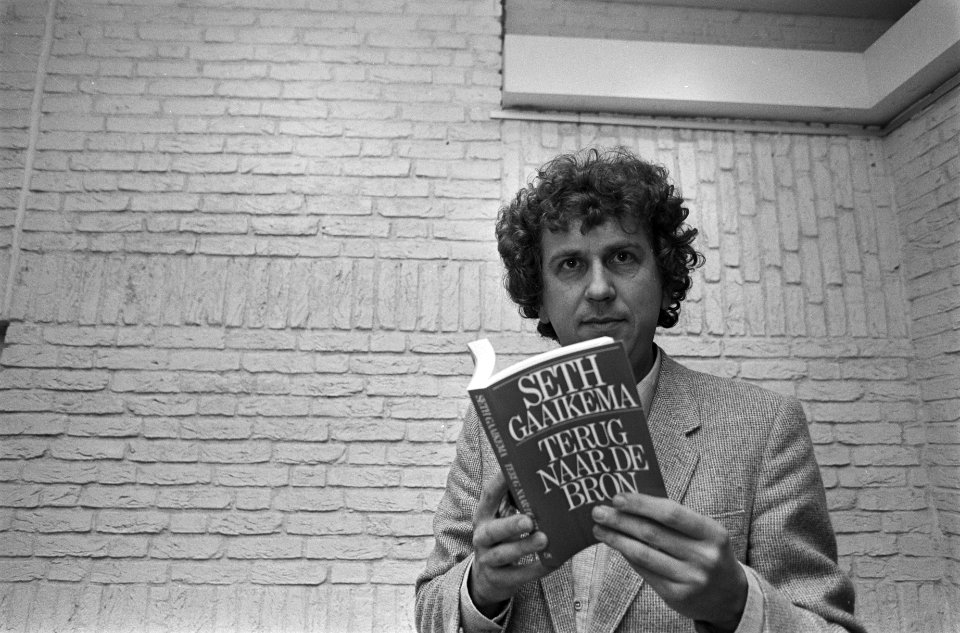 Seth Gaaikema presenteerde in A'dam boek Terug naar de bron, tekstboek met akt, Bestanddeelnr 931-1449