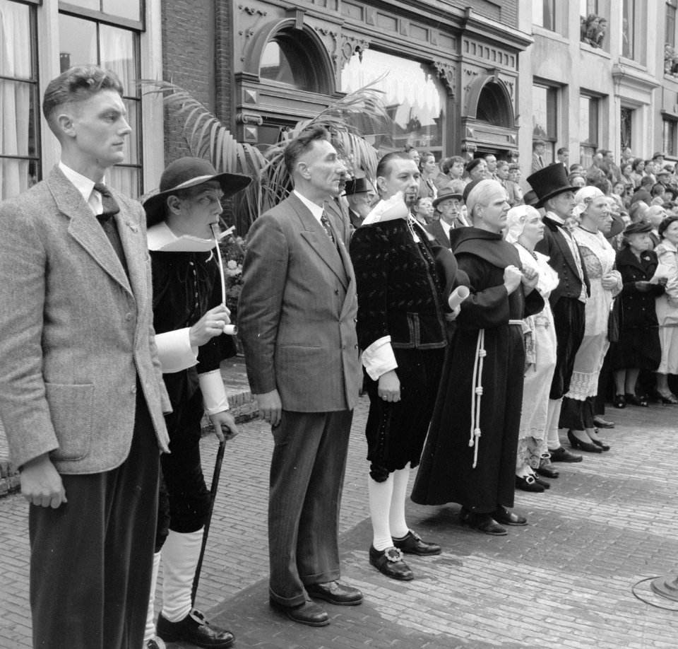 Serie Bezoek van koningin Juliana en prins Bernhard aan Friesland. Toneelspel , Bestanddeelnr 904-2119