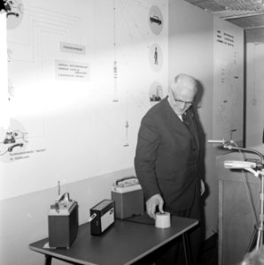 Semafoon in gebruik genomen, directeur generaal ir G H Bart stelt de zender i, Bestanddeelnr 916-9146