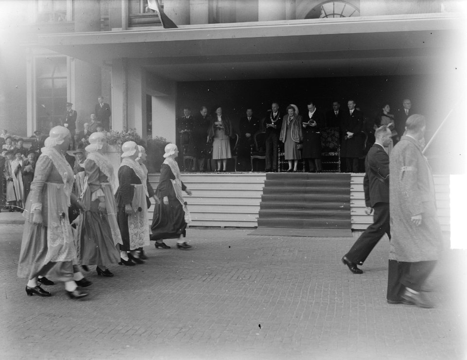 Serie Bezoek koningin Juliana en prins Bernhard aan Friesland. Defilé langs het, Bestanddeelnr 904-2138