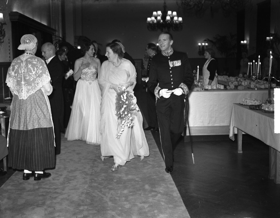 Serie Bezoek koningin Juliana en prins Bernhard aan Friesland. Galadiner in Lee, Bestanddeelnr 904-2135