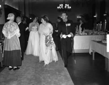 Serie Bezoek koningin Juliana en prins Bernhard aan Friesland. Galadiner in Lee, Bestanddeelnr 904-2135