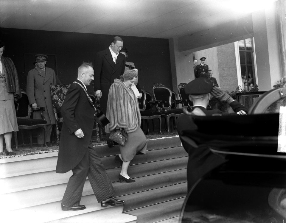 Serie Bezoek koningin Juliana en prins Bernhard aan Friesland. Het koninklijk …, Bestanddeelnr 904-2145