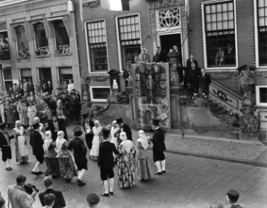 Serie Bezoek van koningin Juliana en prins Bernhard aan Friesland. Dansgroep in, Bestanddeelnr 904-2120