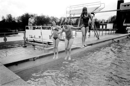 Seizoensopening openluchtzwembaden in Amsterdam een eerste duik in het De Miran, Bestanddeelnr 927-8929