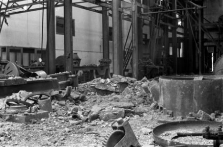 Semarang een hal van de door de TRI verwoeste suikerfabriek Kaliwoengoe, Bestanddeelnr 1660