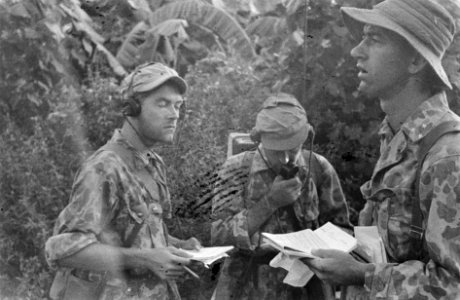 Semarang er vindt overleg plaats tussen in camouflageuniformen gestoken militai, Bestanddeelnr 1618