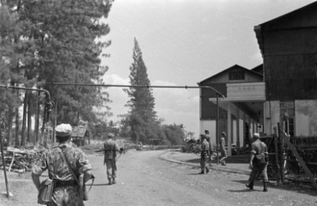 Semarang Nederlanse soldaten lopen rond op het terrein van de suikerfabriek Kal, Bestanddeelnr 1658