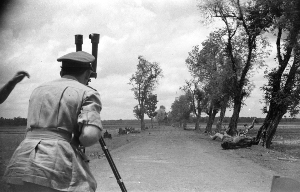 Semarang Bezoek buitenlandse militaire waarnemers aan de V-Brigade. Het gezelsc, Bestanddeelnr 378-3-1