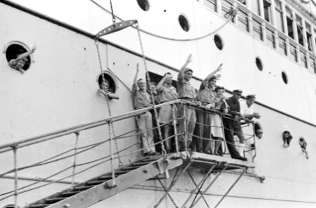 Semarang Voor 2-6 RI zit de Indische tijd er op en per LCT. werd het Bataljon n, Bestanddeelnr 1645-5-2