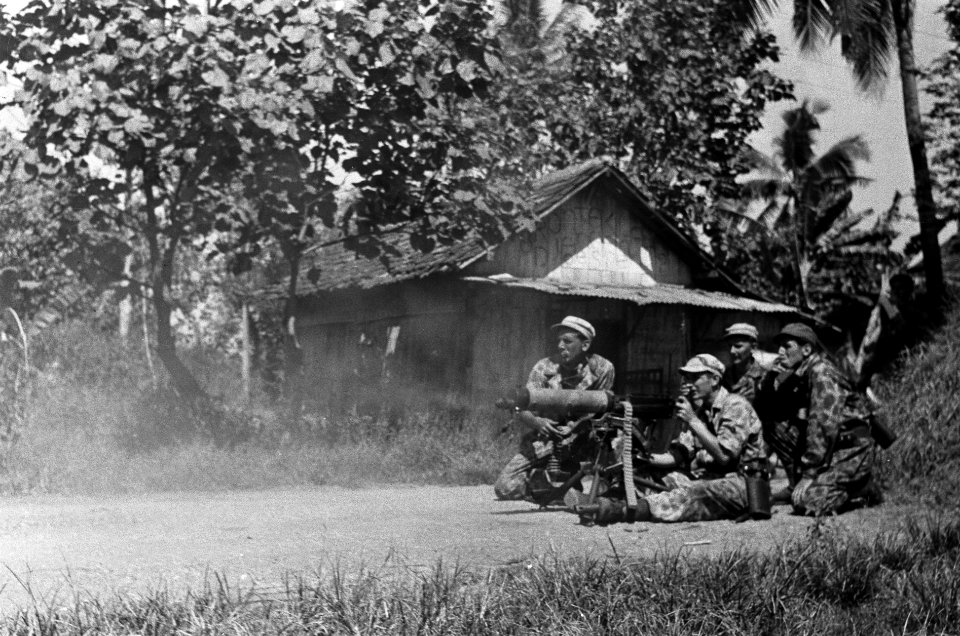 Semarang 26-7 Een Vickers-machine geweer van het 1e Regiment Stoottroepen in ac, Bestanddeelnr 1628
