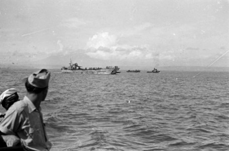 Semarang Voor 2-6 RI zit de Indische tijd er op en per LCT. werd het Bataljon n, Bestanddeelnr 1645-3-4