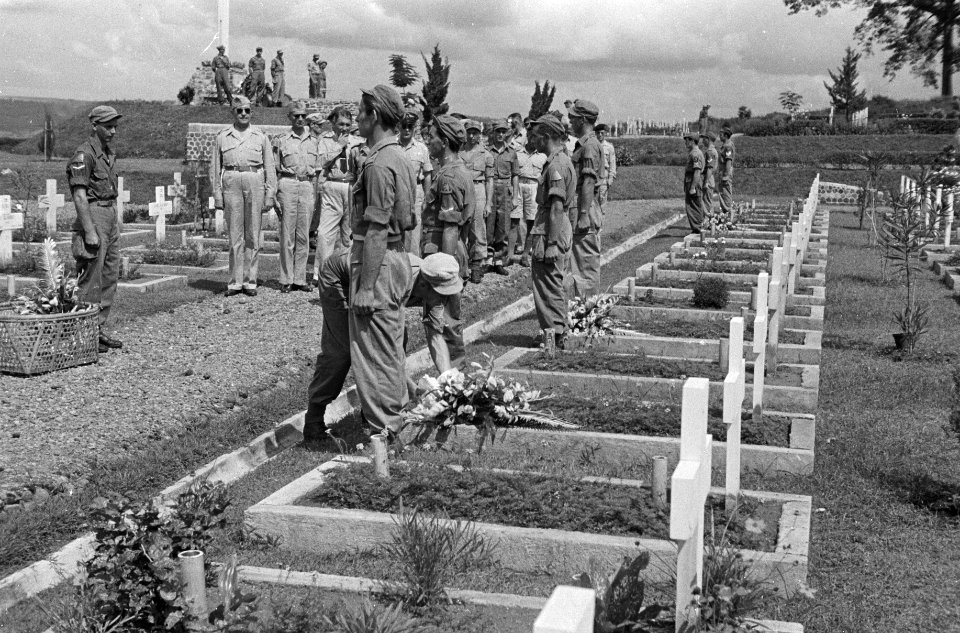 Semarang Op het ereveld Tillemaplein te Semarang herdacht 2-6 RI dat huiswaarts, Bestanddeelnr 1630-4-2