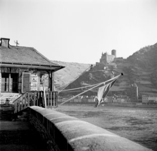 Seinpost bij de Lorelei met rode vlag, op de achtergrond St Goar met Burg Katz, Bestanddeelnr 254-1338
