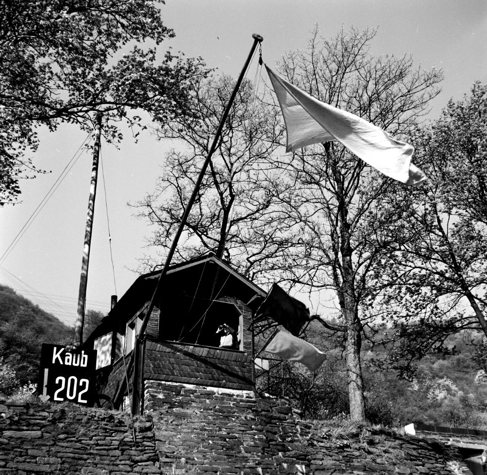 Seinpost met witte vlag langs de Rijn bij Kaub, Bestanddeelnr 254-1347