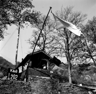 Seinpost met witte vlag langs de Rijn bij Kaub, Bestanddeelnr 254-1347