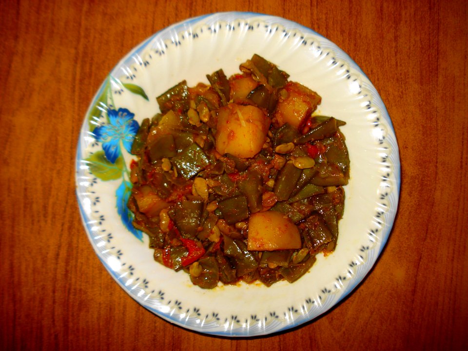 Sem Ki Phalli aur Aloo